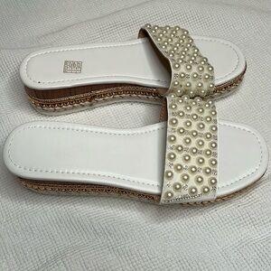 Women Size 10 Sandals. Gold & White
